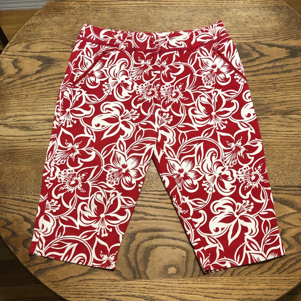Deane & White Red Floral Short Capris